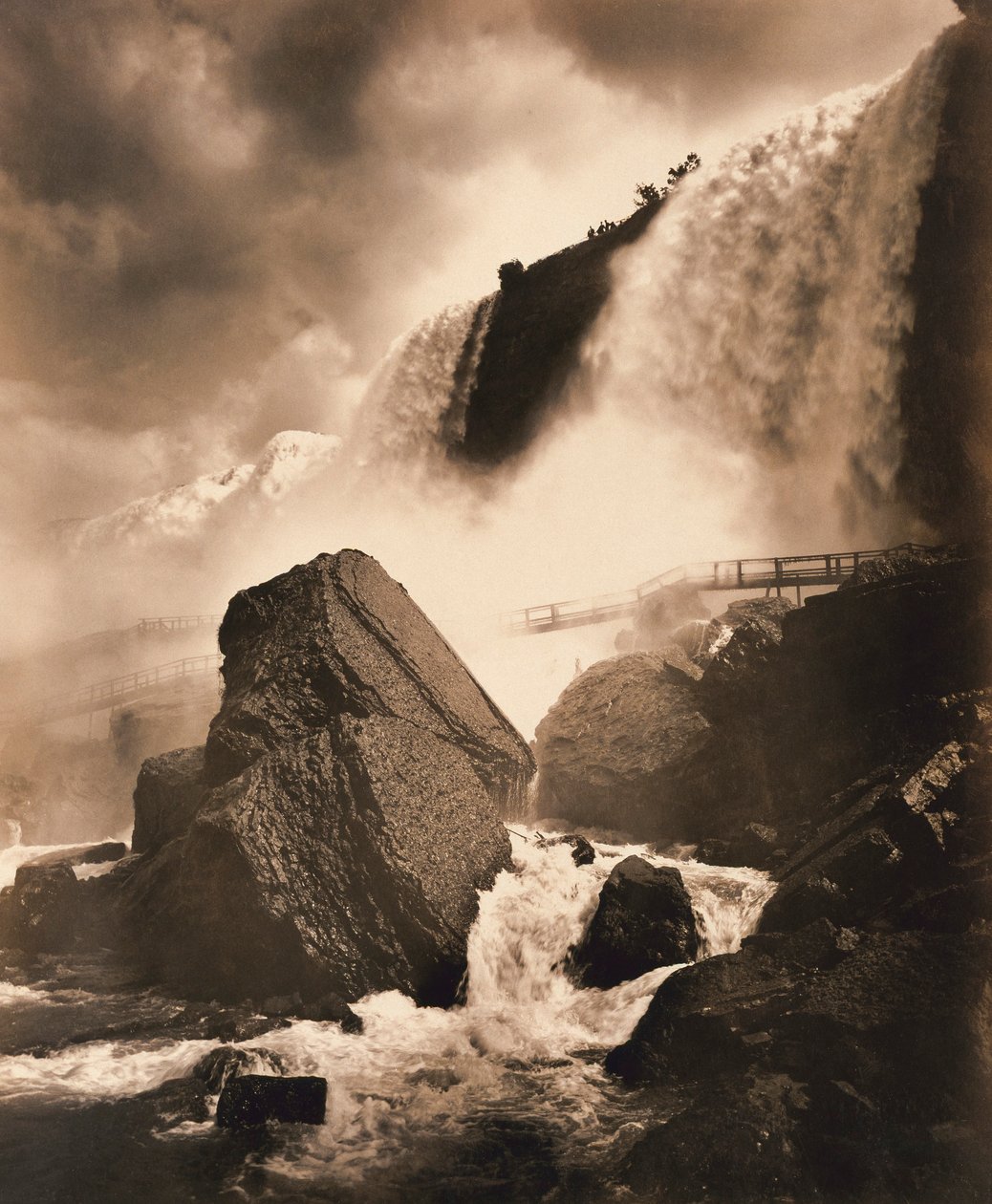 Niagara in estate, dal basso da George Barker