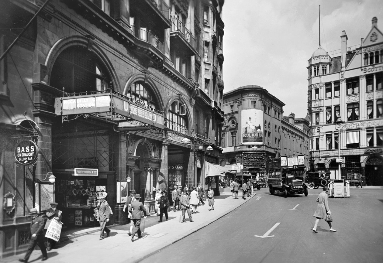 Stazione di Piccadilly Circus, ingresso di Haymarket, Westminster, Londra da George Davison Reid