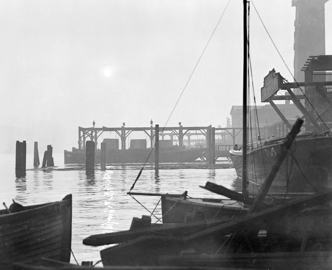 Alba sul lungomare di Lambeth guardando a est, Londra, primi anni 