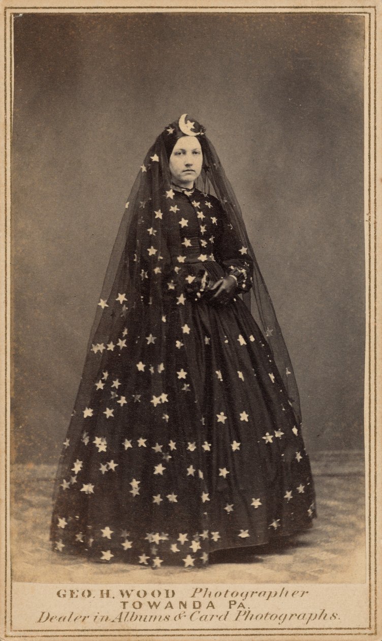 Donna in costume da regina della notte, c. 1860 (foto) da George H. Wood