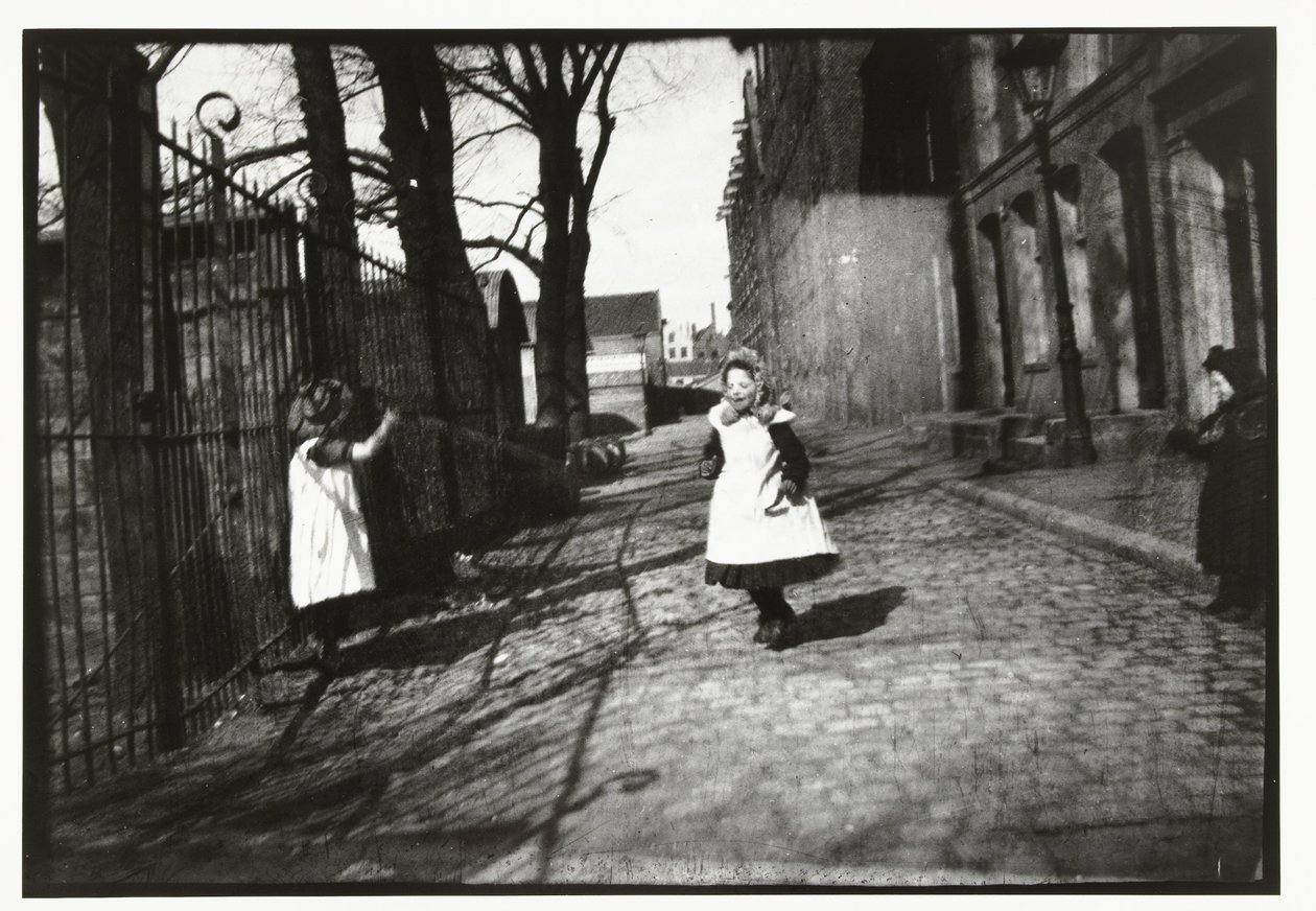 Bambini che giocano davanti all’ingresso dello studio di Breitner a Prinseneiland, ad Amsterdam da George Hendrik Breitner