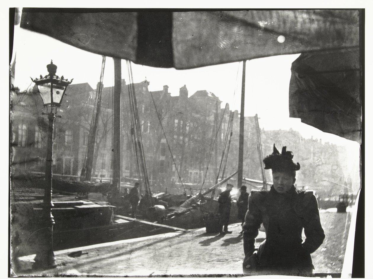 Ritratto di una donna che passeggia lungo il Prinsengracht ad Amsterdam da George Hendrik Breitner