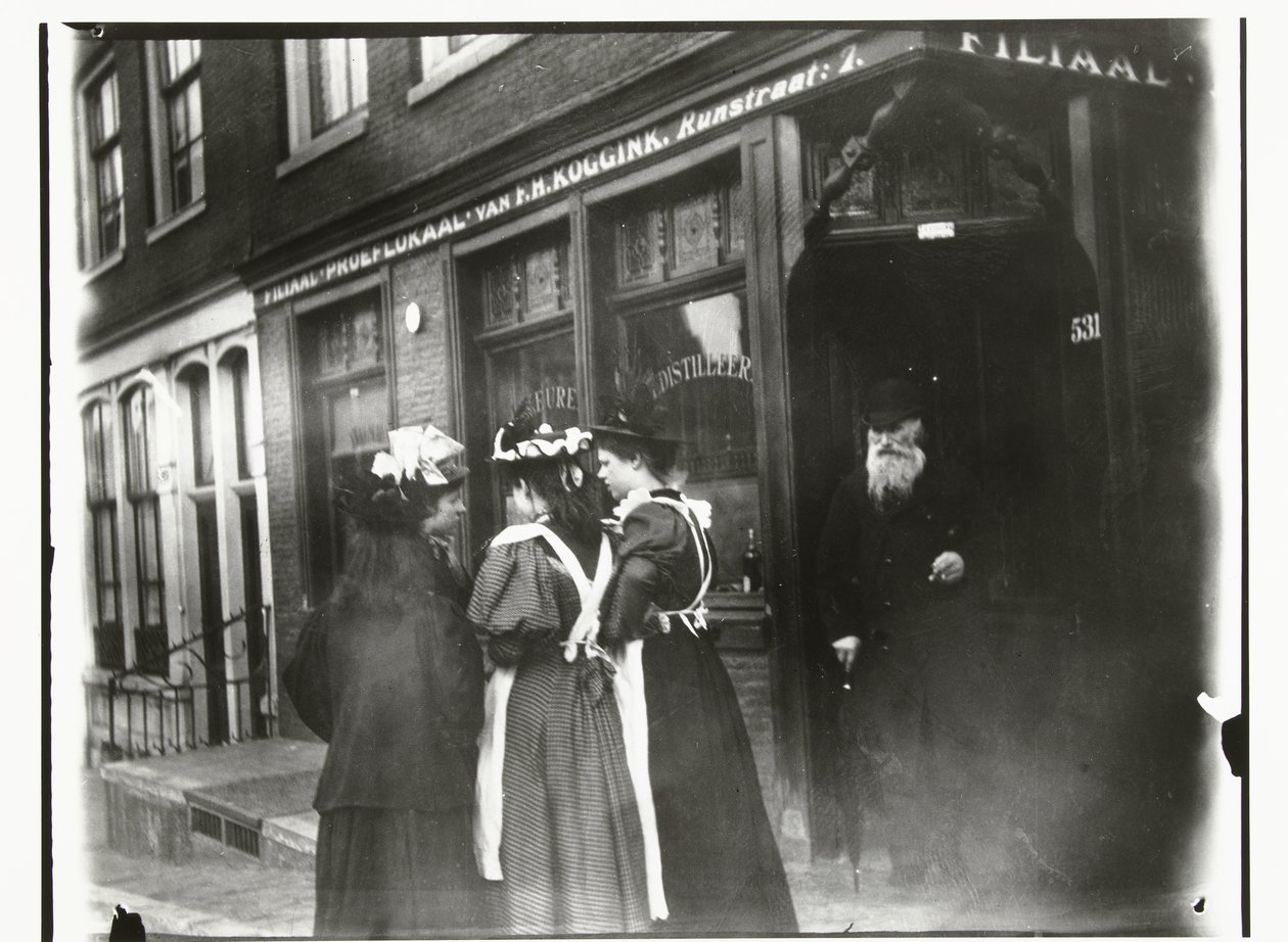 Quattro giovani donne in strada davanti alla sala di degustazione Koggink in Runstraat ad Amsterdam da George Hendrik Breitner
