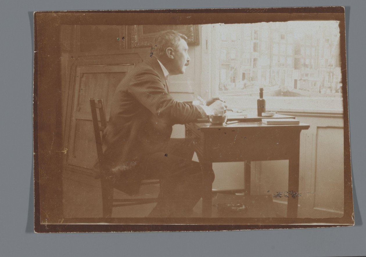 Willem Witsen seduto a una scrivania sulla sua barca da George Hendrik Breitner