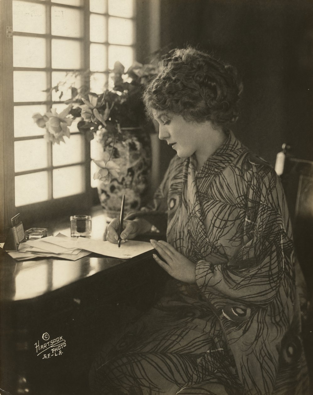 Mary Pickford, che indossa un kimono, scrive a una scrivania, c.1918 da Bartolome Esteban and studio Murillo