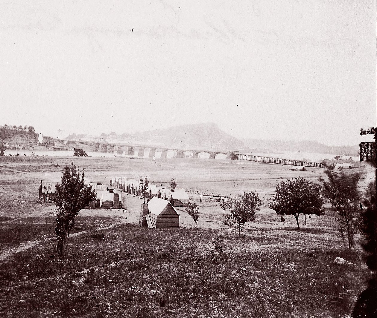 Campo dei costruttori di ponti di fronte a Chattanooga da George N. Barnard