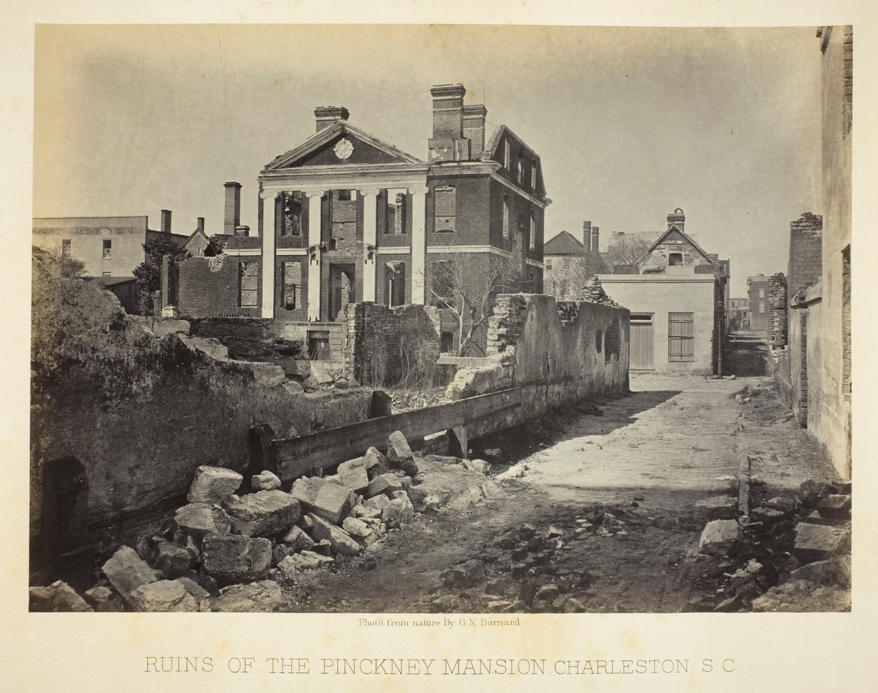 Rovine della Pinckney Mansion, Charleston, Carolina del Sud da George N. Barnard