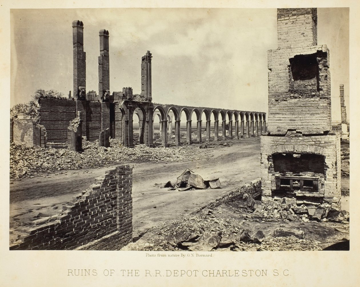 Rovine del deposito ferroviario di Charleston, Carolina del Sud da George N. Barnard