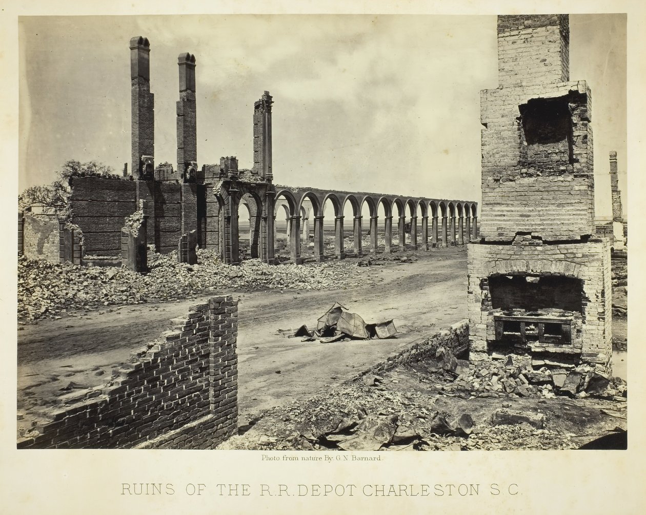 Rovine del deposito ferroviario Charleston, S.C., 1865 da George N. Barnard
