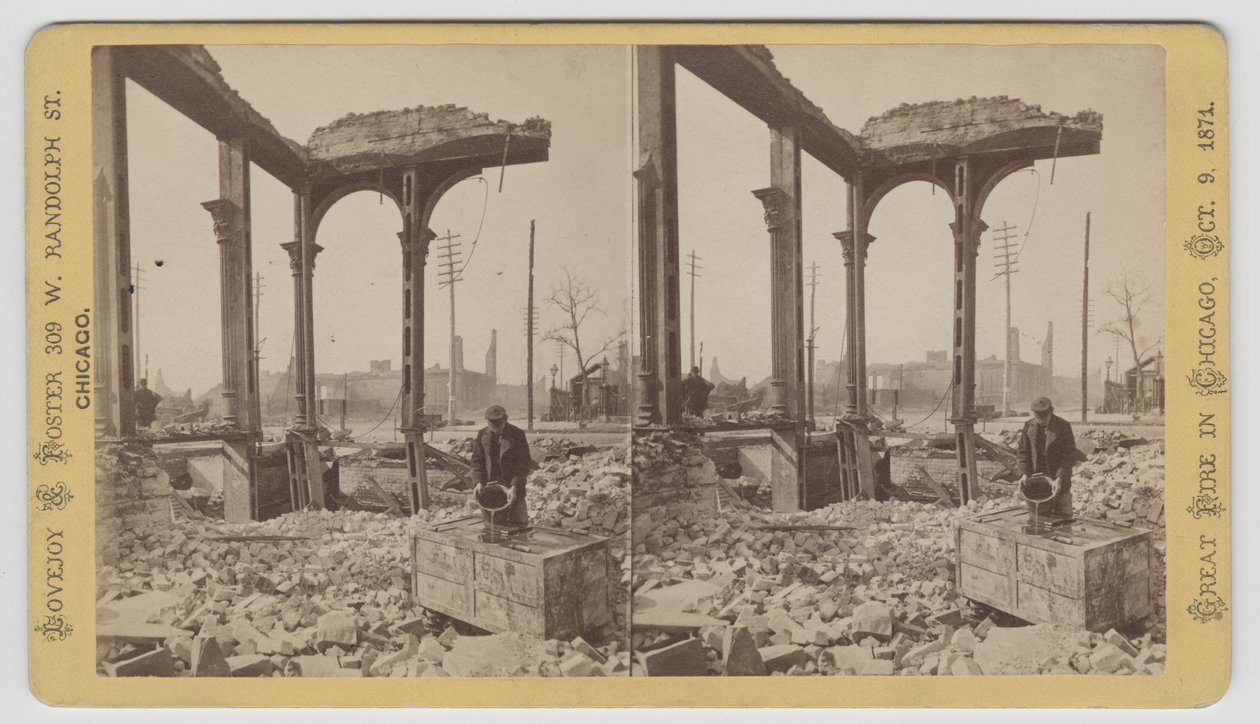 Stereografia di un uomo che raffredda una cassaforte tra le rovine dopo l