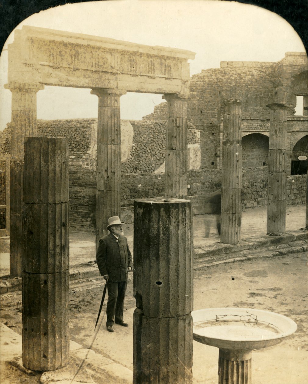 Foro triangolare, rovine di Pompei, Italia, c. 1909 da George Rose