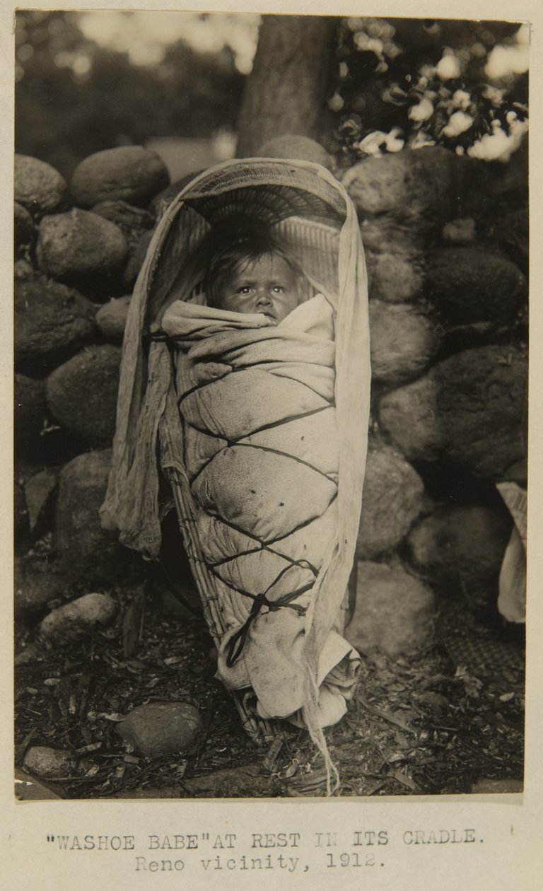 Washoe Babe a riposo nella sua culla. Vicinanze di Reno da George W. Ingalls