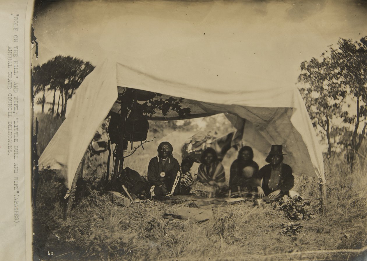 "Lupo sulla collina" e moglie; Piccolo Toro e moglie (Apaches) delegati al consiglio annuale da George W. Ingalls