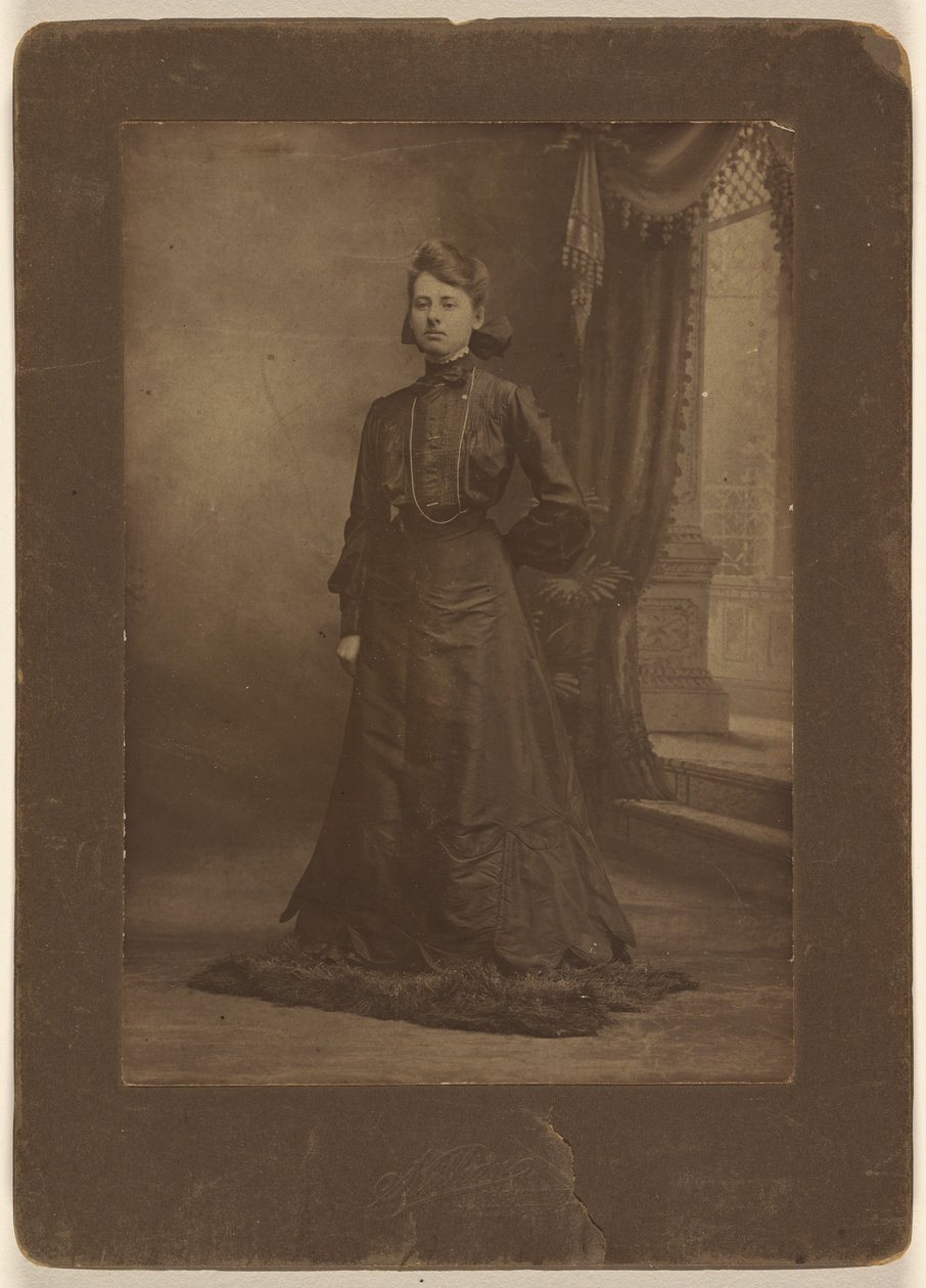 [Ritratto di una giovane donna in abito nero lungo, in piedi]. da George W. Killian