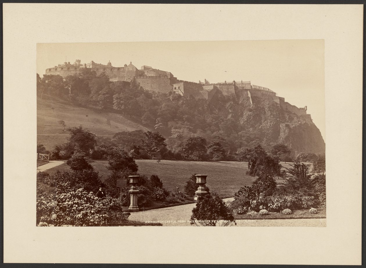 Il Castello di Edimburgo visto dai West Princes St. Gardens da George Washington Wilson
