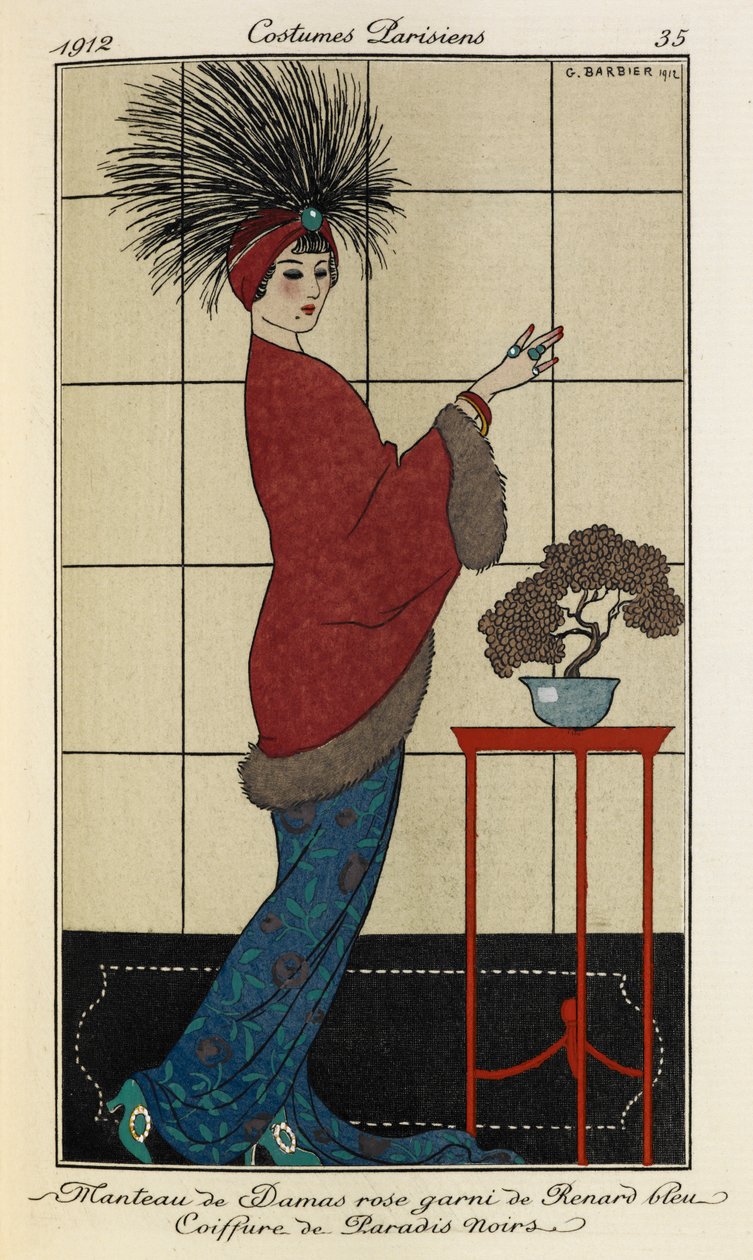 Manteau de Damas rosa garni de Renard bleu Coiffure de Paradis noirs. Costumi Parigini n.35. La donna indossa un cappotto rosa di Damasco foderato di pelliccia su un vestito blu a motivi, e un copricapo piumato con una pietra blu da Georges Barbier