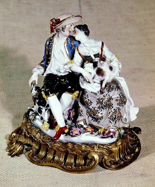Figure di Meissen di un pastore e una pastorella, montate su basi a volute in stile Luigi XV da German School