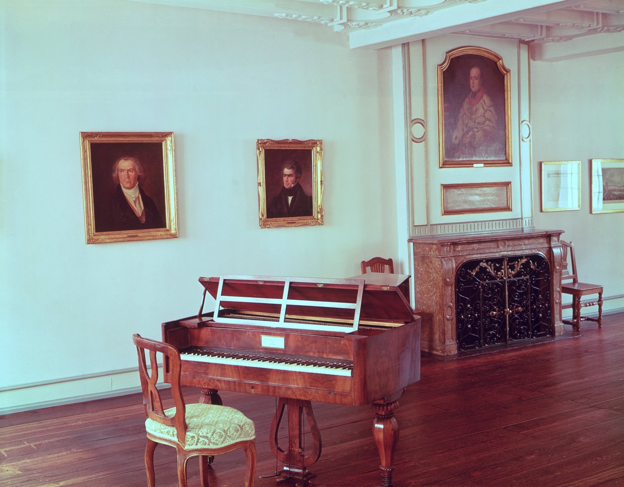 Vista di una stanza con un pianoforte a coda appartenente a Ludwig van Beethoven (1770-1827) da German School