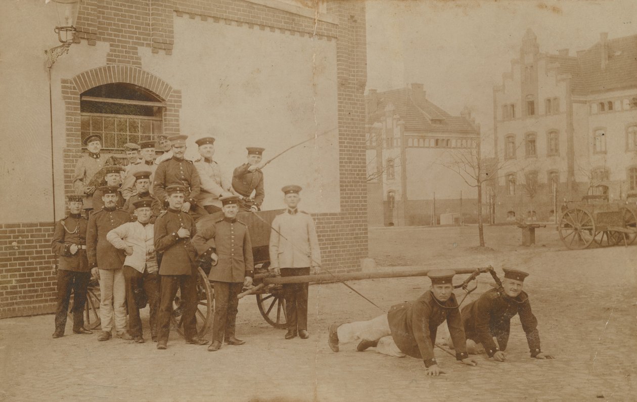 Soldati tedeschi che trainano una carrozza (con cannone). Cartolina inviata nel 1913. da German Photographer