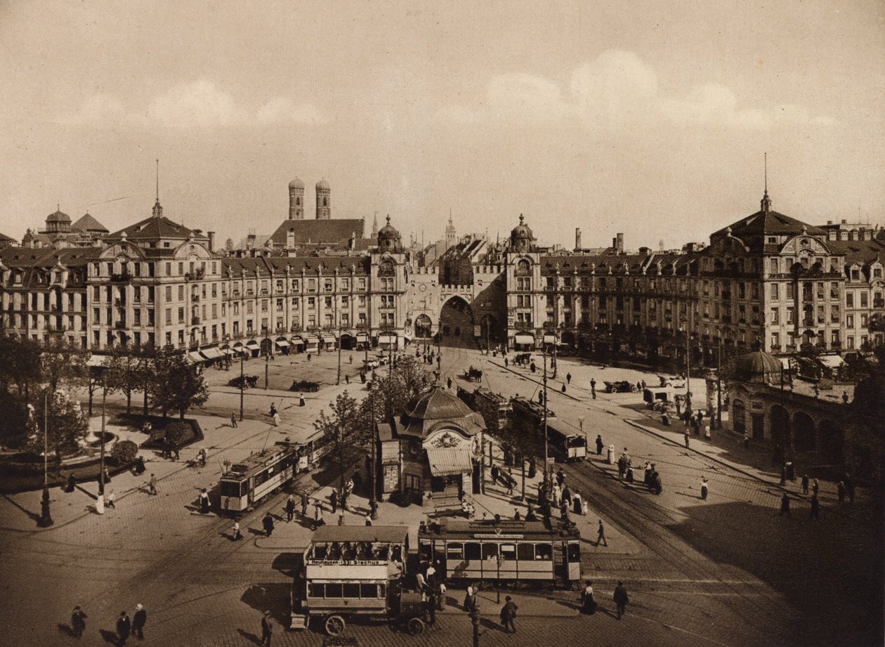 Munchen / Monaco: Karlplatz-Rondell con Karlstor (foto b/n) da German Photographer