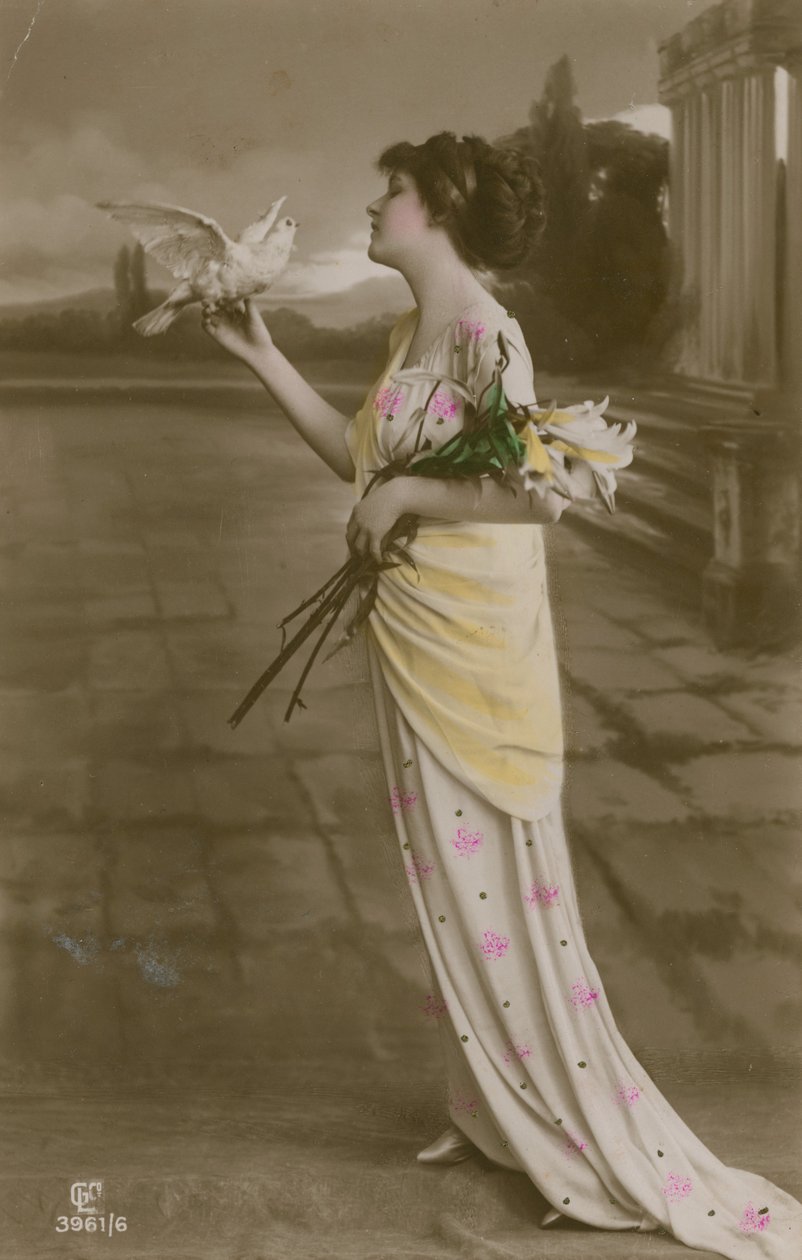 Cartolina di una bella ragazza con gigli e colomba, inviata nel 1913 (foto colorata a mano) da German Photographer