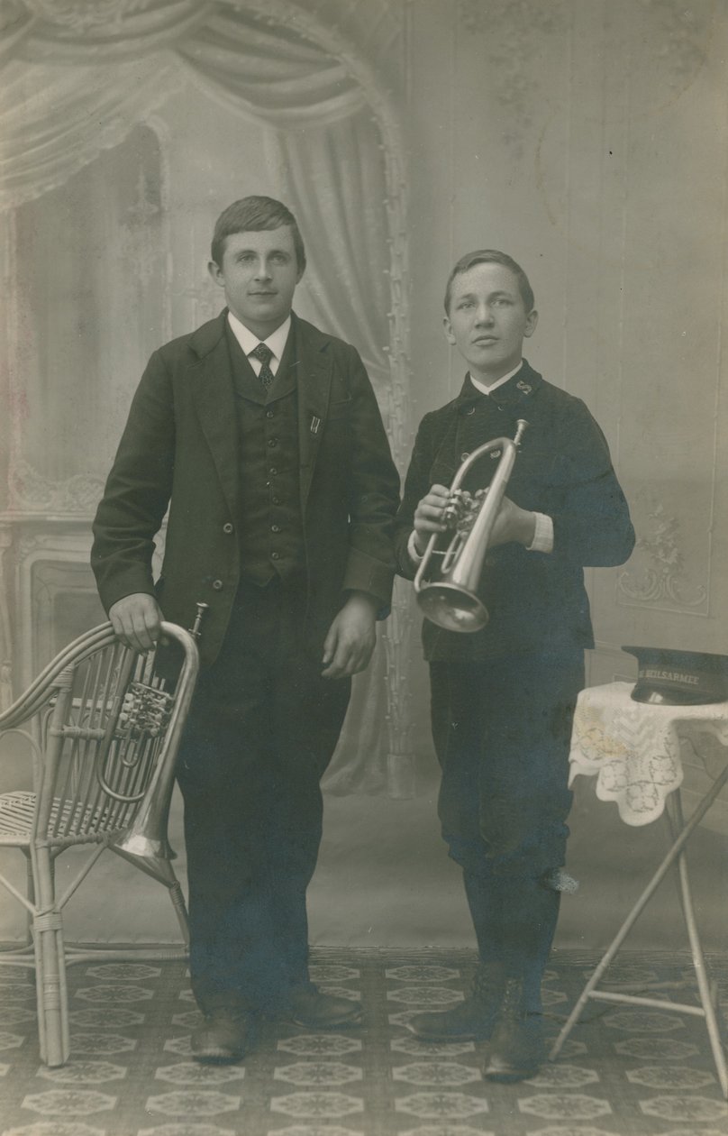 Cartolina di due giovani con tromba, uno in uniforme Heilsarmee, inviata nel 1913 (foto b/n) da German Photographer