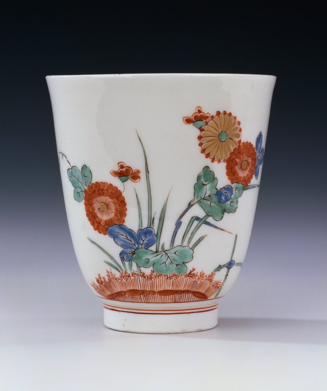 Bicchiere svasato Bottger Kakiemon dipinto con crisantemi e erbe, c.1725 da German School