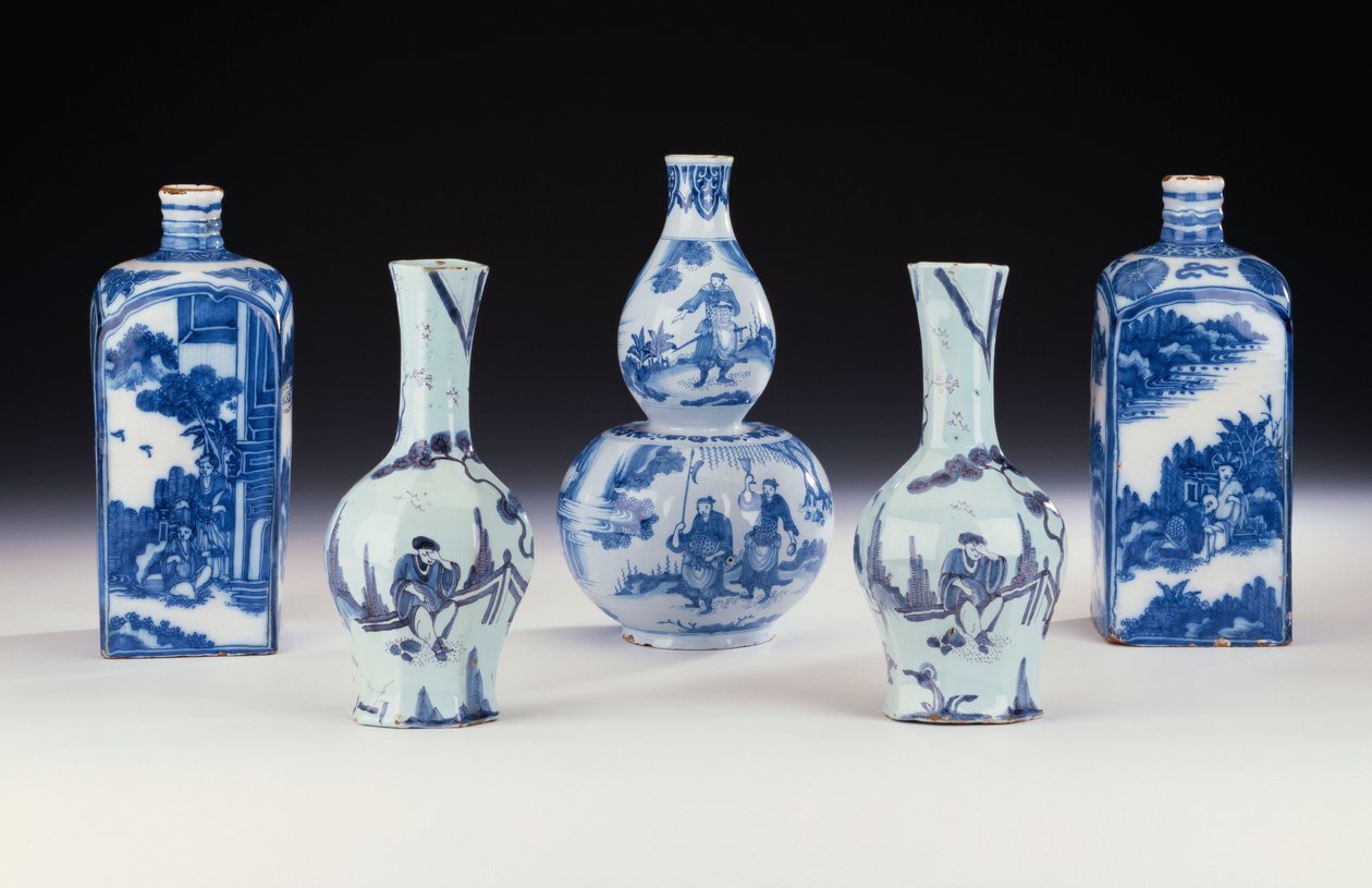 Una selezione di ceramiche blu e bianche di Francoforte in stile cinese, inclusi due fiaschette di spirito blu e bianche di Francoforte, un paio di vasi ottagonali Yan Yan di Francoforte e un vaso a doppia zucca blu e bianco di Francoforte, c.1700-10 da German School