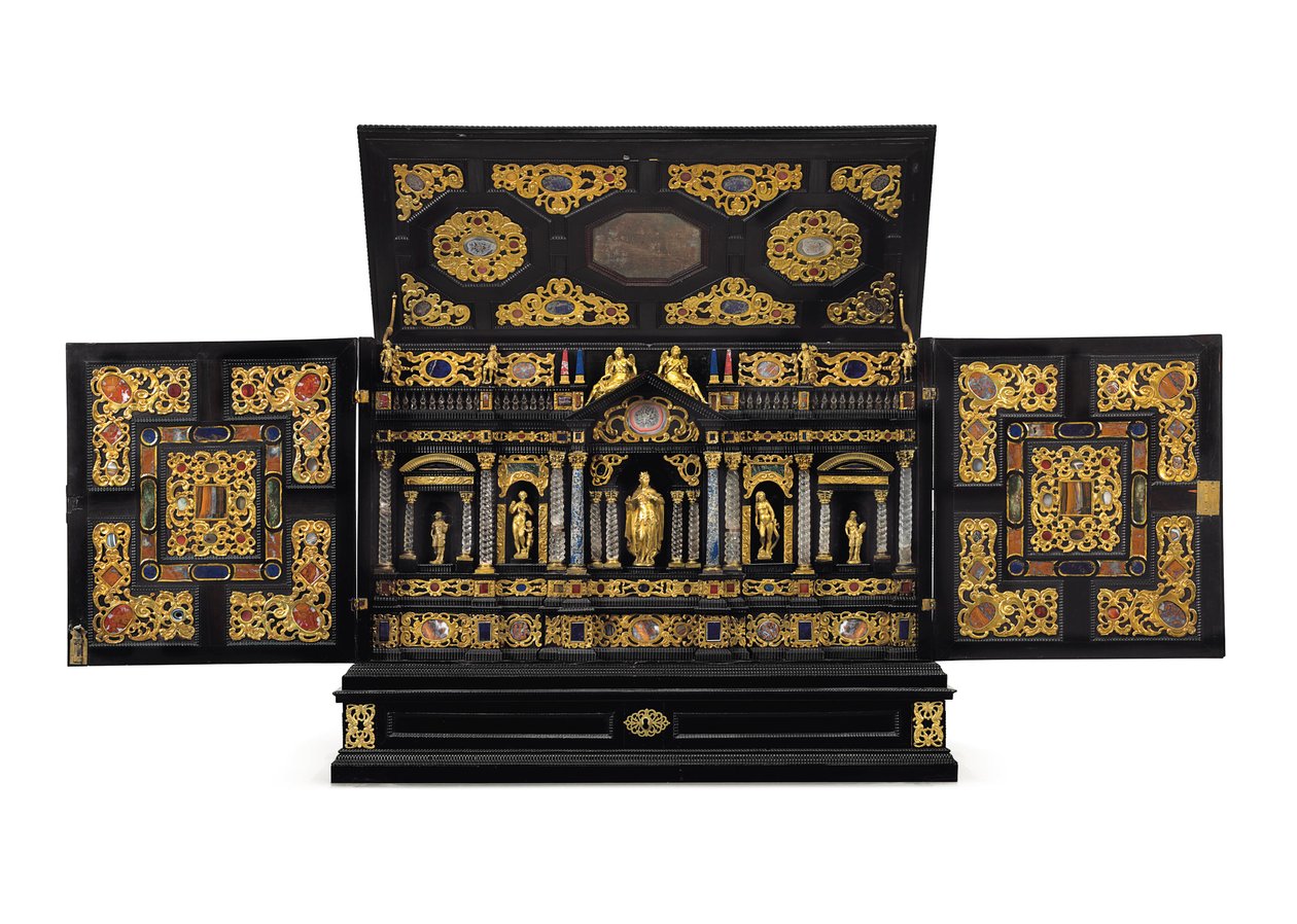 Un tavolo-cabinet di Augsburg in metallo dorato, cristallo di rocca e pietre dure da German School