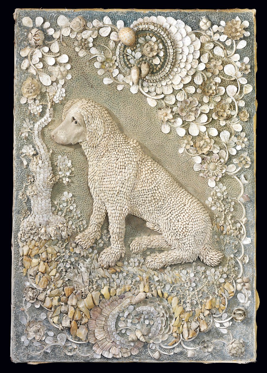 Uno di una coppia di cani seduti in stile Luigi XV modellati in rilievo, all