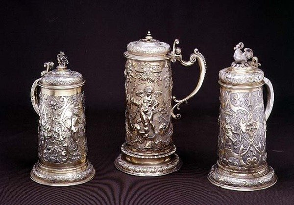 Boccale cilindrico in argento dorato di Paul Hubner, Ausburg 1590; boccale cilindrico in argento dorato di Tobias Kramer, Ausburg 1620; boccale cilindrico in argento parzialmente dorato di Paul Hubner, Ausburg 1590, XVI-XVII secolo da German School