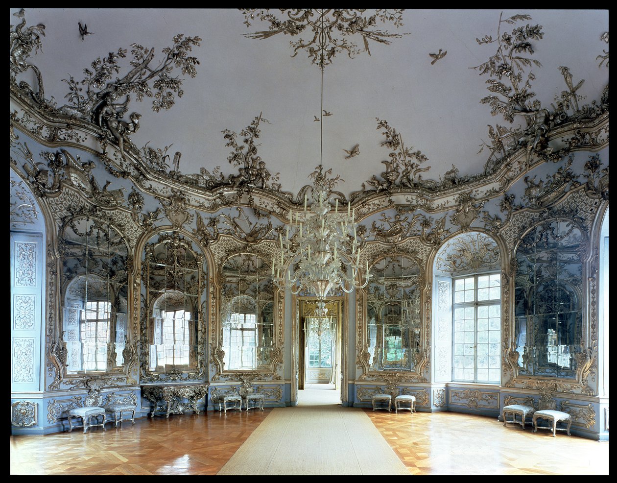 La Sala degli Specchi, progettata da Francois Cuvillies, con lavori in stucco di Johann Baptist Zimmermann da German School