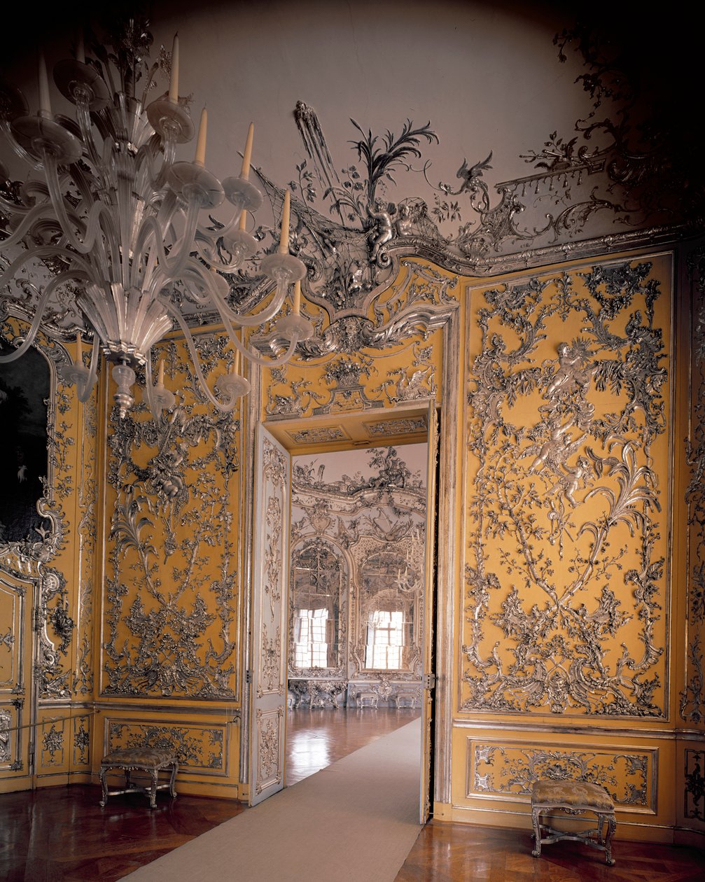 La sala di riposo che conduce alla Sala degli Specchi, progettata da François Cuvilliés (1695-1768), con stucchi di Johann Baptist Zimmermann (1680-1758), 1734-37 da German School