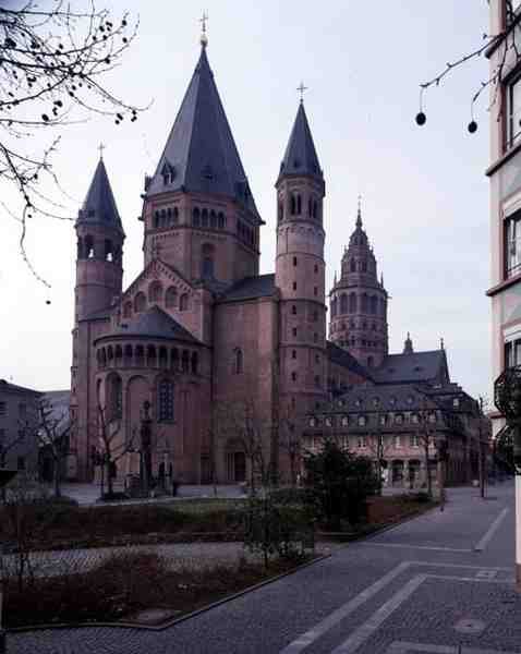 Vista della Cattedrale di San Martino e San Stefano da Nord-Est da German School