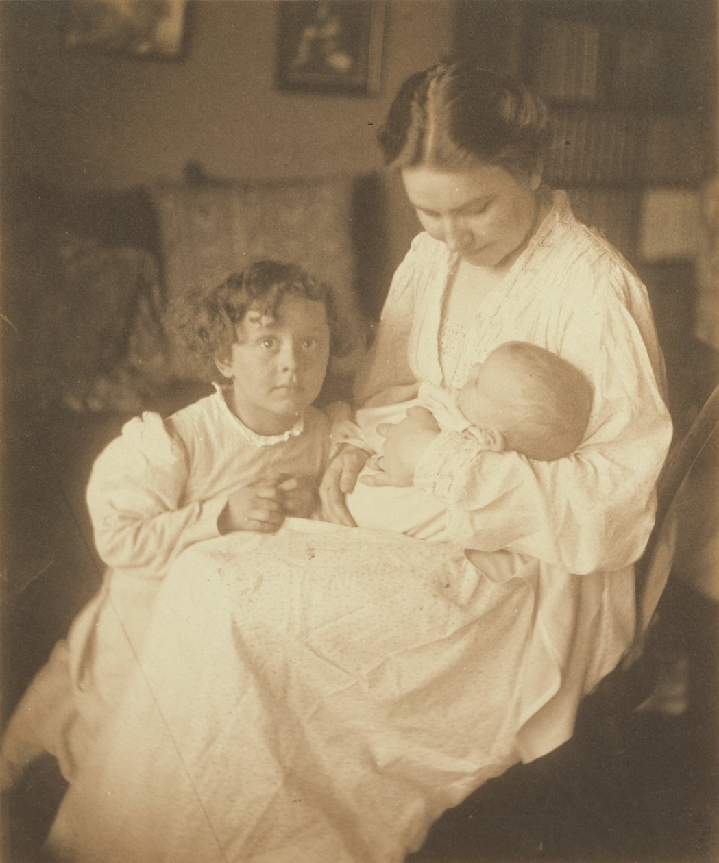 [Madre in vestaglia, seduta, con neonato e figlio piccolo]. da Gertrude Käsebier