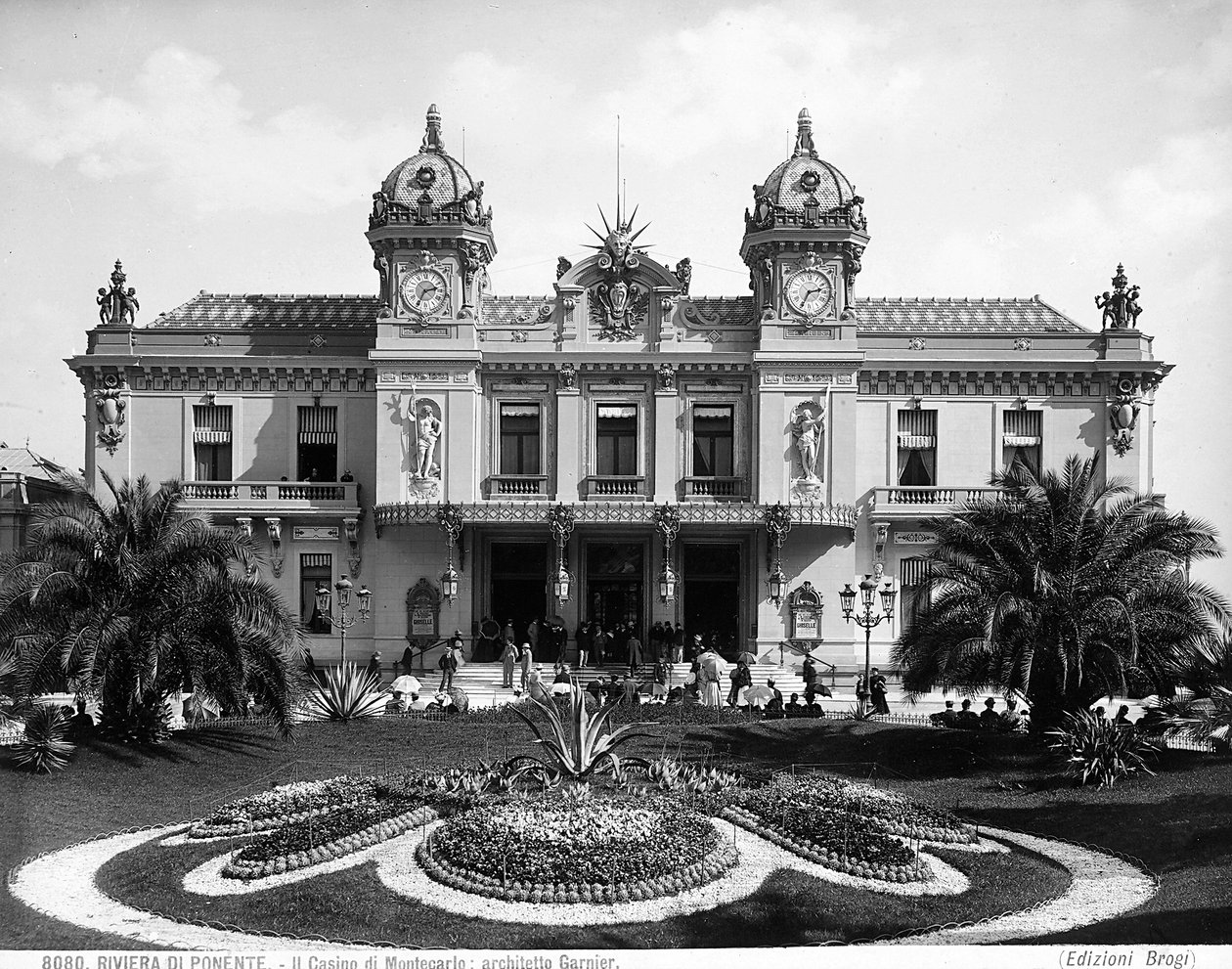 Facciata del Casinò di Montecarlo. Una folla di persone anima la scalinata all