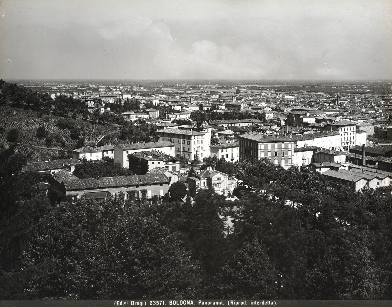 Panorama di Bologna con alcune fabbriche e una collina da Giacomo Brogi