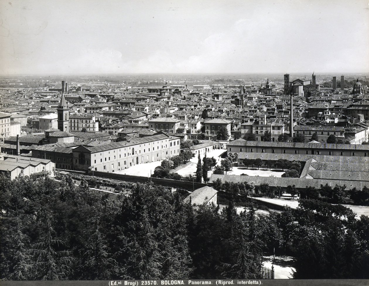 Vista panoramica di Bologna con fabbriche e una piazza da Giacomo Brogi