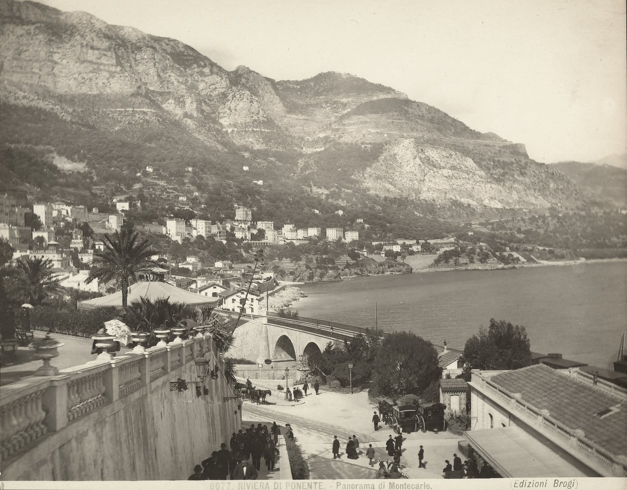 Vista panoramica di Montecarlo a Monaco. La scena mostra vari passanti; a sinistra vediamo un primo piano di una balaustra di marmo da Giacomo Brogi