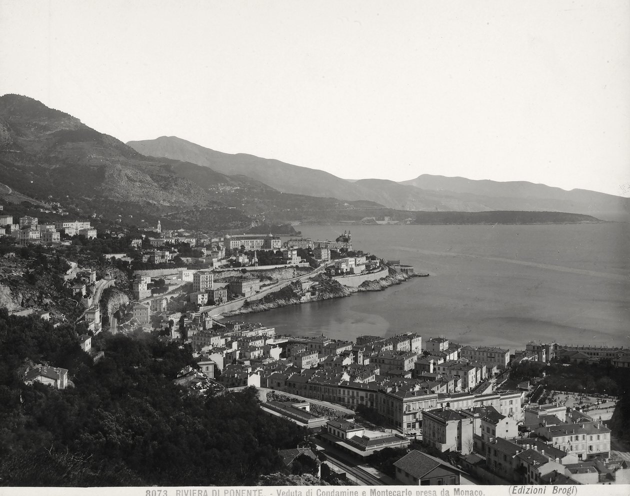 Vista di Condamine e Montecarlo, due città popolate che si affacciano sul mare. La fotografia è stata scattata da Monaco da Giacomo Brogi