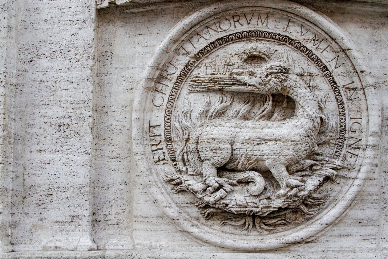 Stemma sulla facciata della chiesa di San Luigi dei Francesi da Giacomo della Porta
