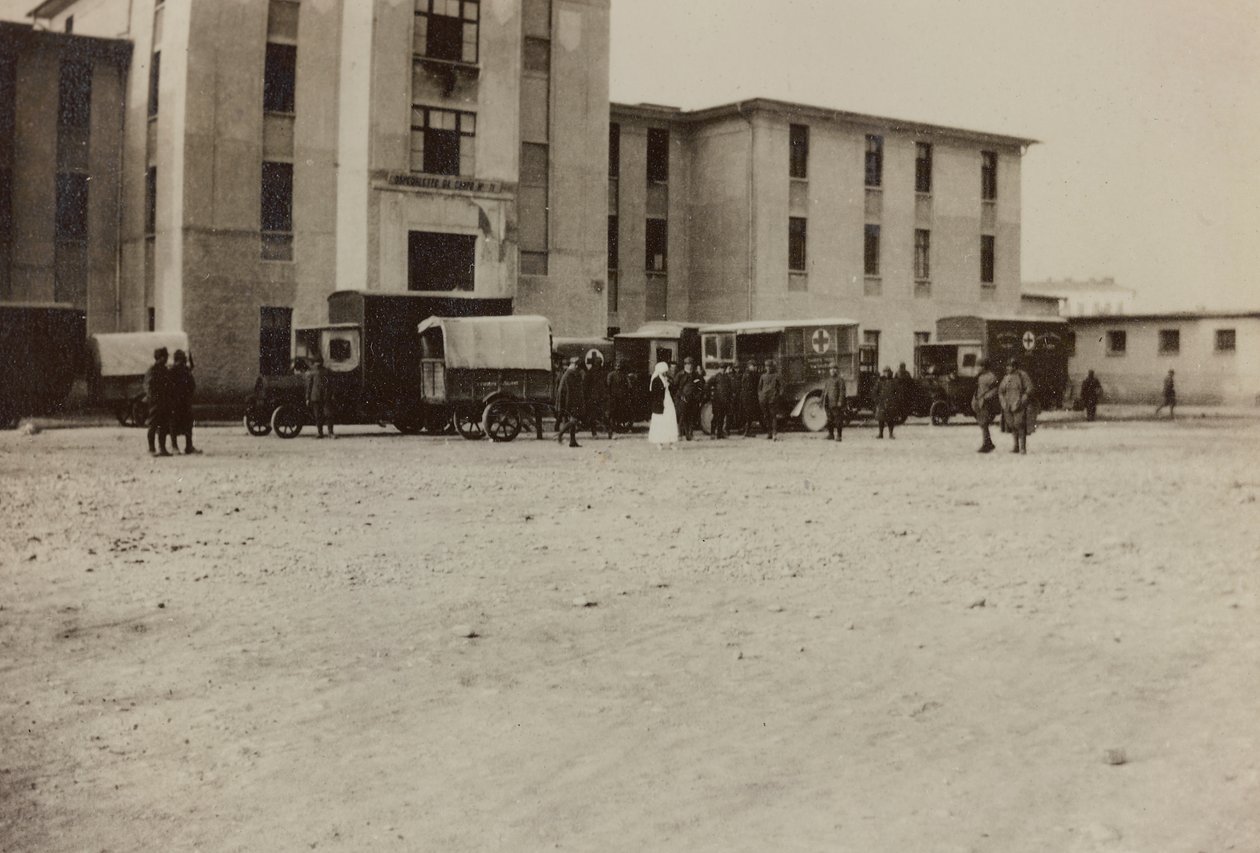 Album "Immagini di guerra II": soldati italiani e ambulanze della Croce Rossa a Gradisca Sagrado, Gorizia, Italia (foto in b/n) da Gigliucci Gigliucci