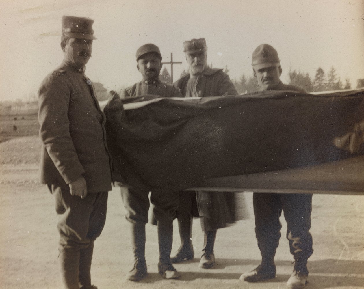 Album "Immagini di Guerra II": soldati italiani trasportano la bara di un caduto della Grande Guerra da Gigliucci Gigliucci
