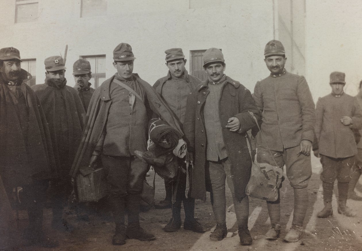 Album "Immagini di Guerra II": soldati italiani a Gradisca Sagrado, Gorizia, Italia (foto b/n) da Gigliucci Gigliucci