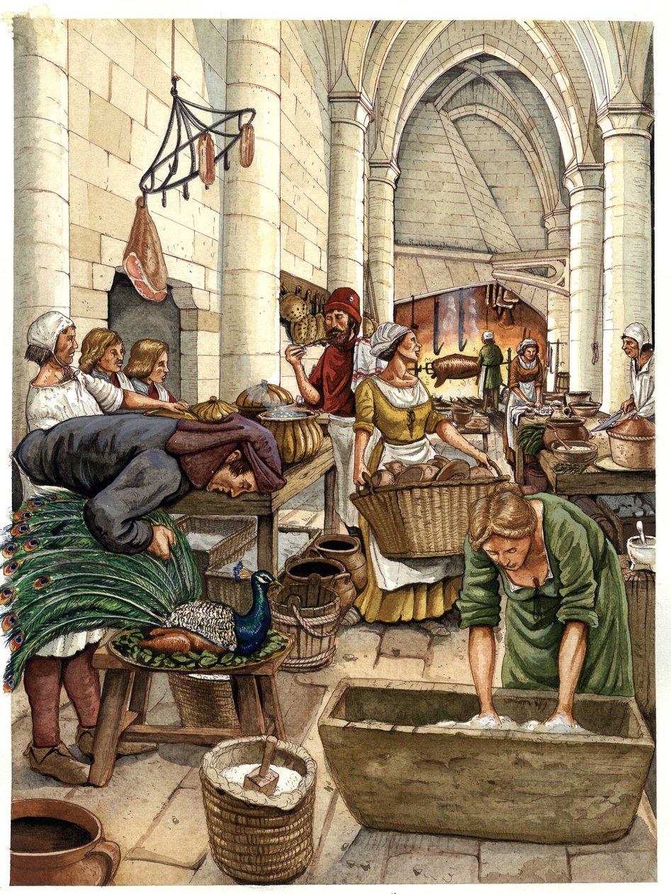 Vita quotidiana nel Medioevo: preparazione dei pasti nella cucina di una famiglia di signori in un castello del XV secolo, i numerosi servitori si attivano, uno di loro rimpiange un pavone, i prosciutti vengono appesi, un maiale viene arrostito nel camino. da Giorgio Albertini