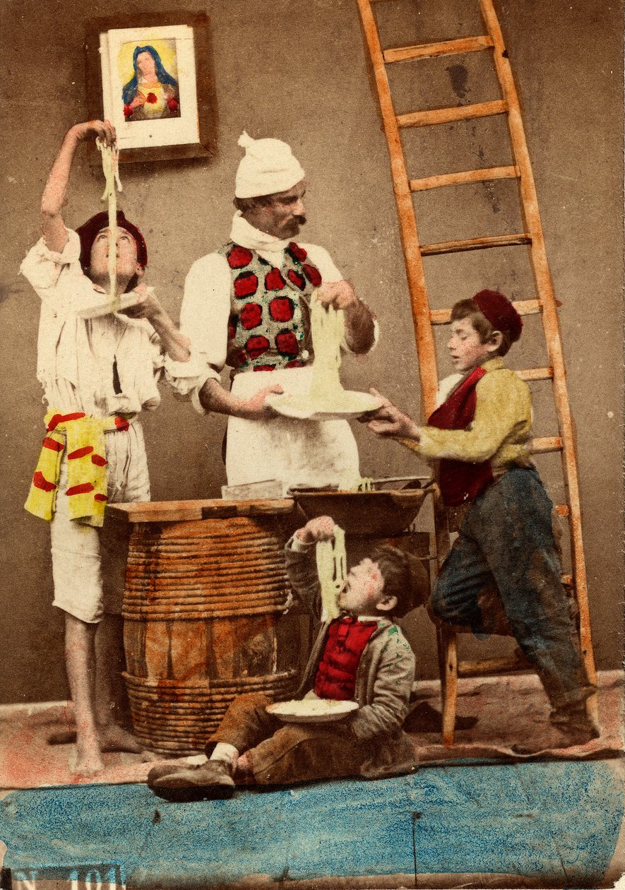 Bambini mangiano gli spaghetti con le mani, Napoli, c.1865 (stampa su carta a doppio peso) da Giorgio Conrad