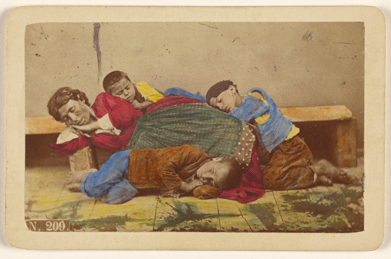 [Madre zingara e tre bambini si addormentano su una panchina e a terra]. da Giorgio Conrad