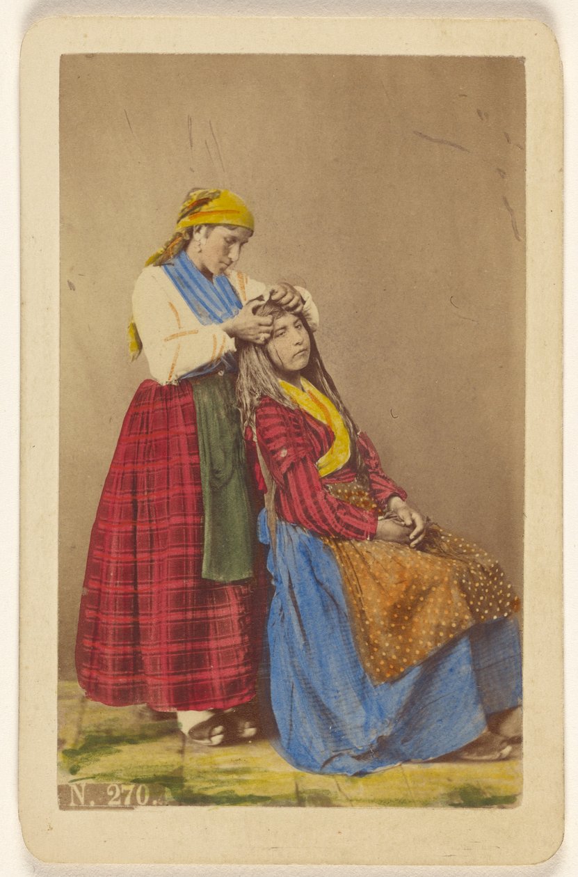 [Donna anziana che acconcia i capelli di una donna più giovane]. da Giorgio Conrad