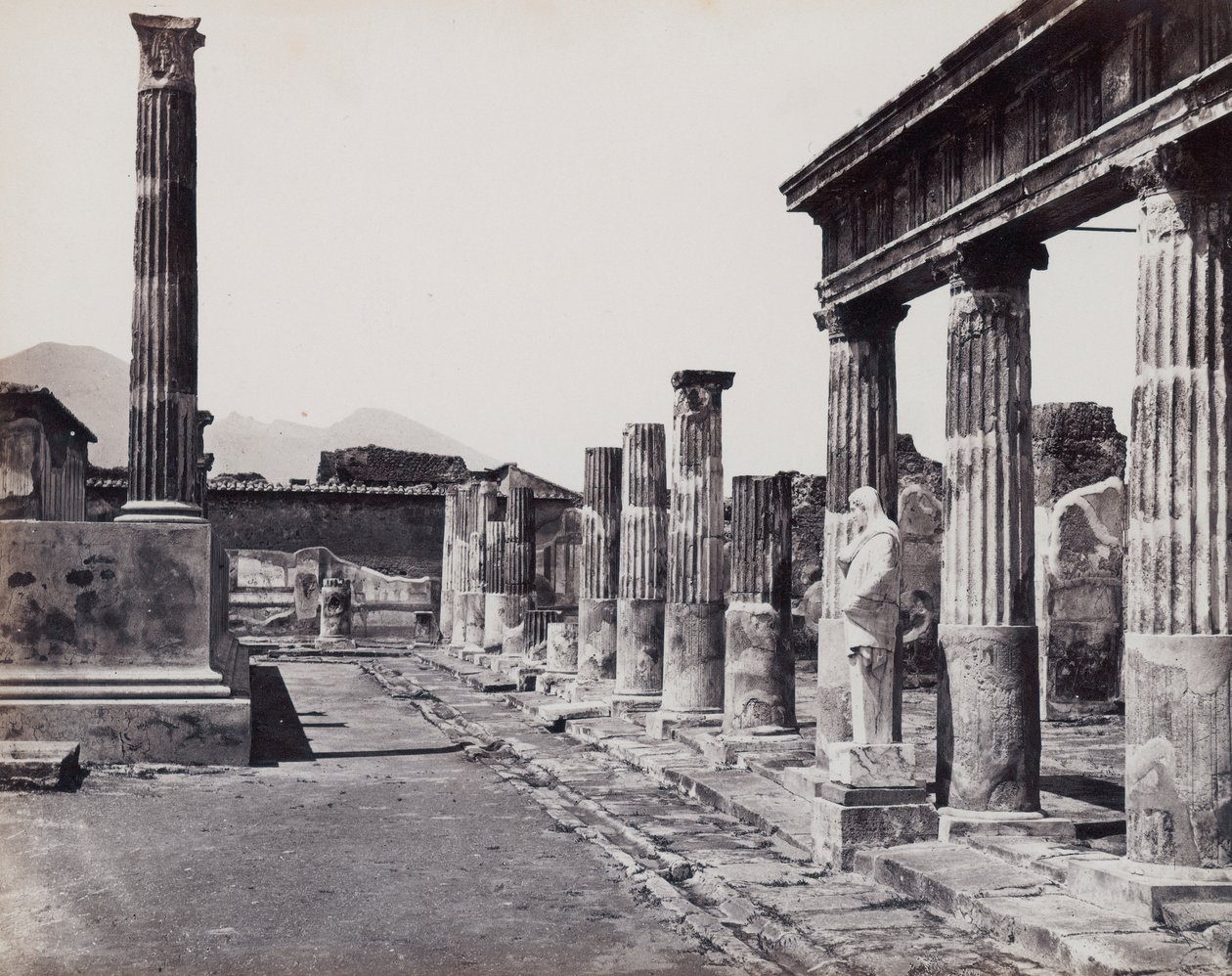 Colonnato orientale del Tempio di Venere Pompeiiana a Pompei da Giorgio Sommer