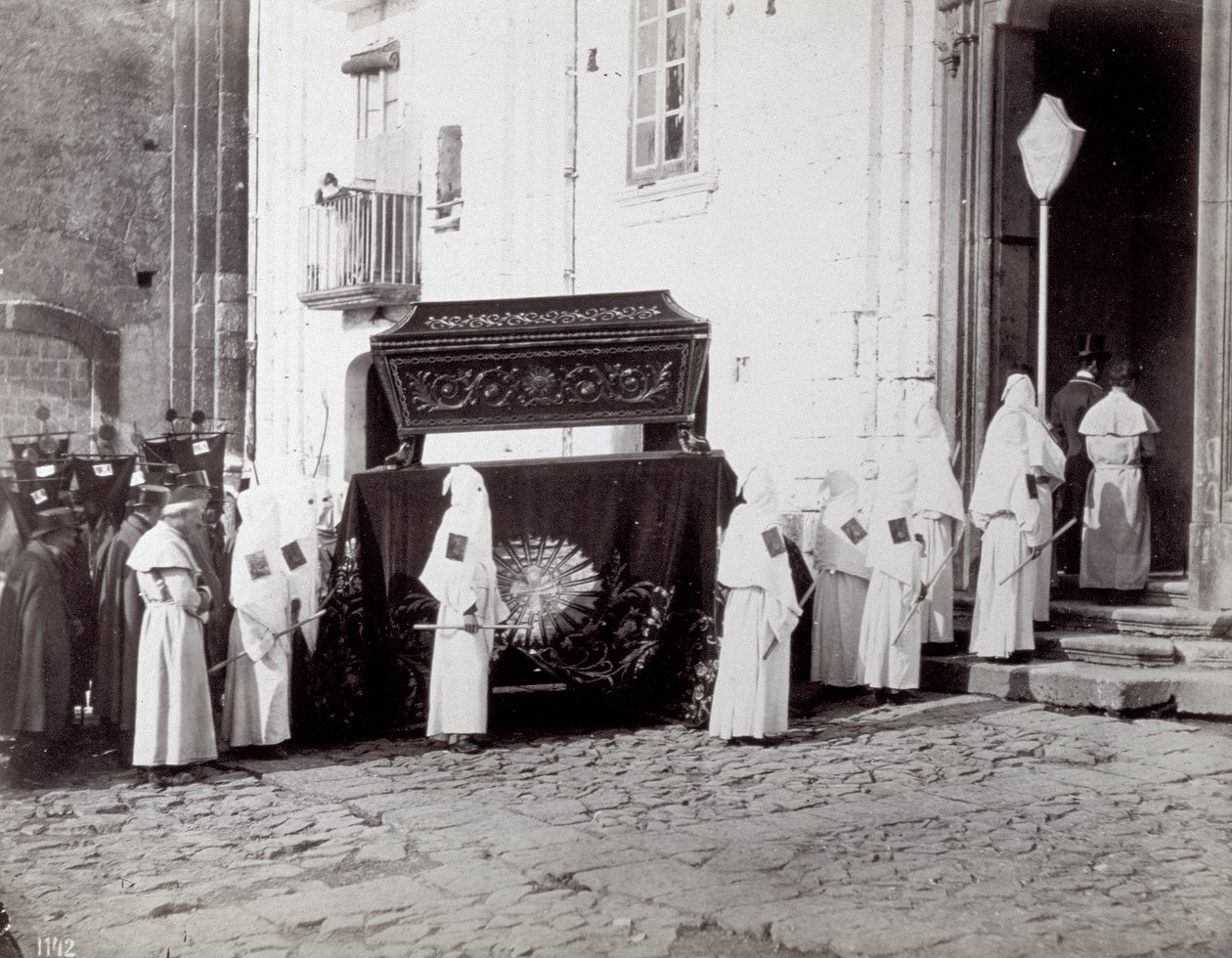 Processione funebre della Congregazione di San Francesco a Napoli. In primo piano, davanti a una chiesa, numerosi 